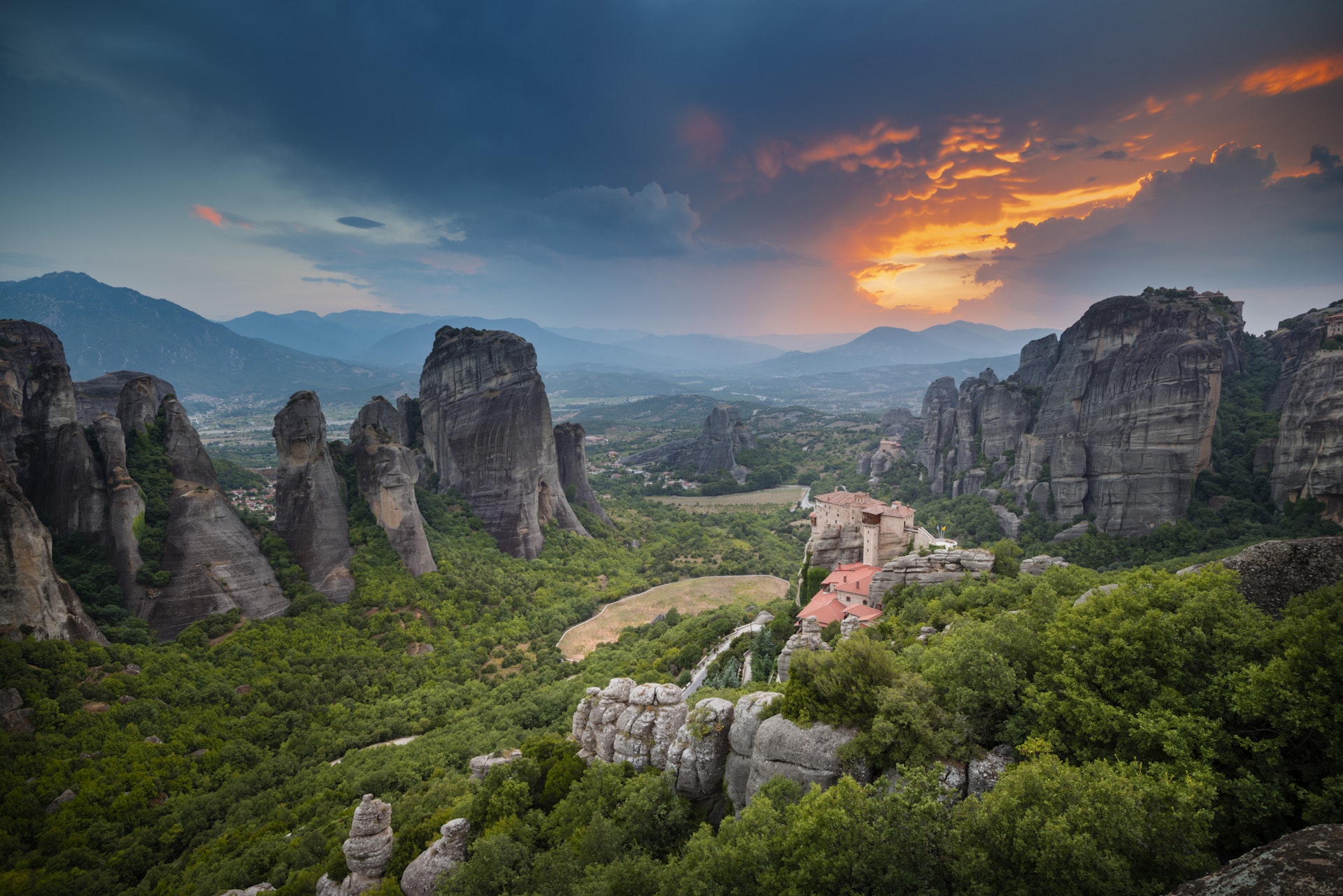  મુલાકાત લેવા માટેના આ 12 આવશ્યક સ્થળો સાથે ગ્રીસને જાણો